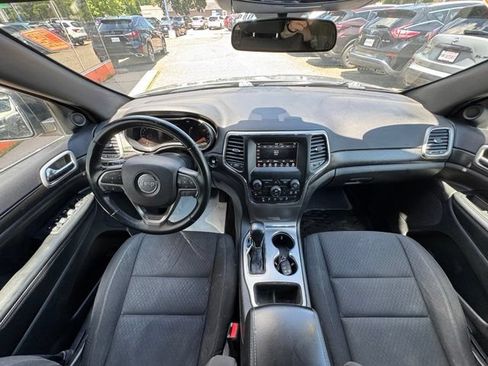 Used 2018 Jeep Grand Cherokee Laredo AWD/4WD image 16