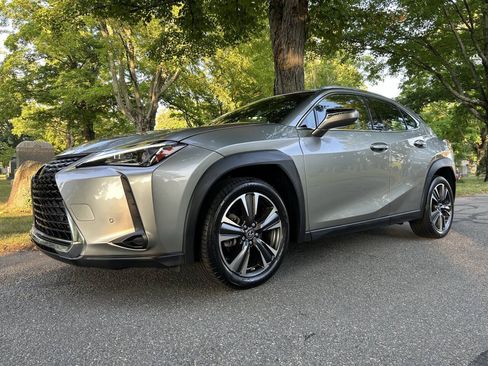 Used 2019 Lexus UX 200 w/ Premium Package FWD image 12