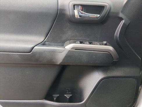 Used 2017 Toyota Tacoma SR5 image 10