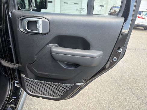 Used 2024 Jeep Wrangler Unlimited AWD/4WD image 17
