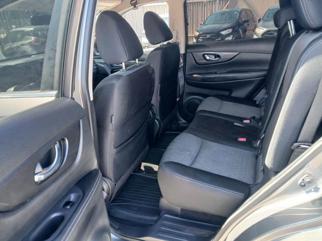 Used 2017 Nissan Rogue S AWD/4WD image 10
