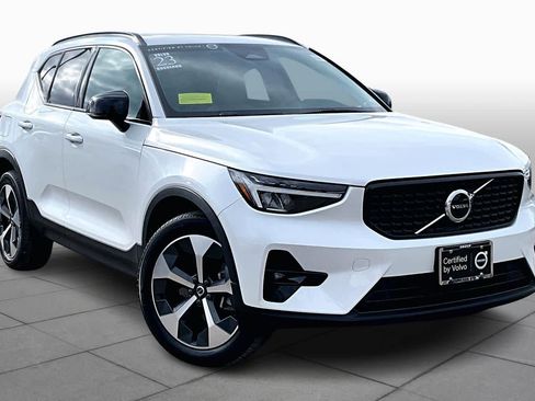 Used 2023 Volvo XC40 B5 Plus w/ Climate Package image 3