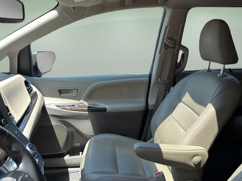 Used 2020 Toyota Sienna XLE Premium AWD/4WD image 13