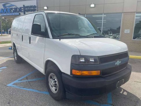 Used 2018 Chevrolet Express 2500 image 3