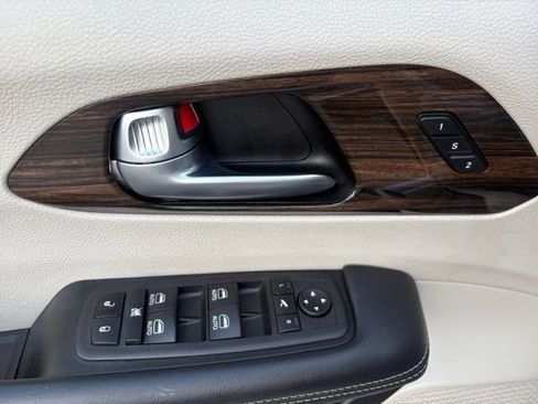 Used 2023 Chrysler Pacifica Limited FWD image 21