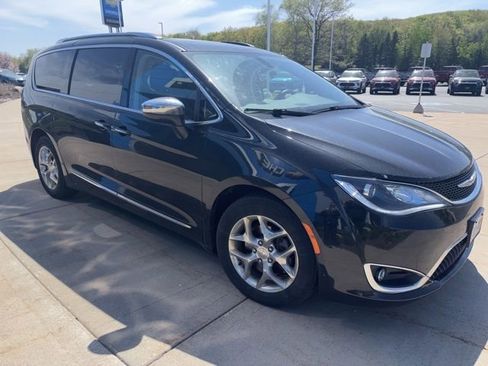 Used 2018 Chrysler Pacifica Limited FWD image 4
