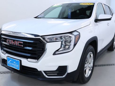 Used 2024 GMC Terrain SLE image 3