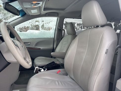 Used 2013 Toyota Sienna XLE image 12