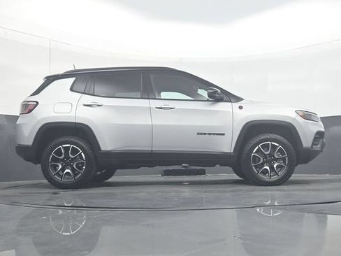 Used 2025 Jeep Compass Trailhawk AWD/4WD image 34