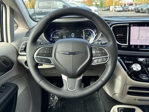 Used 2024 Chrysler Pacifica Limited FWD image 9