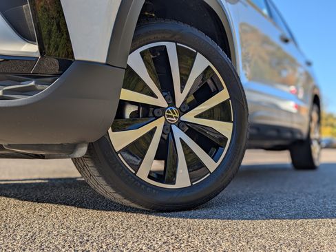 Used 2024 Volkswagen Taos SE image 35