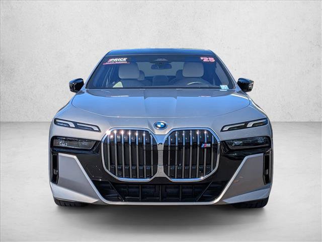Used 2025 BMW i7 xDrive60 AWD/4WD image 2