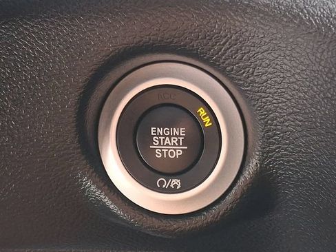 Used 2025 Chrysler Pacifica Select FWD image 25