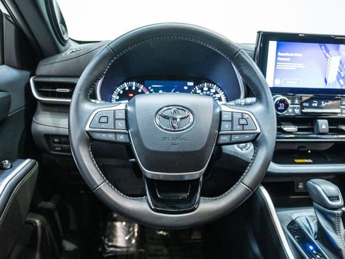 Used 2023 Toyota Highlander XSE image 16