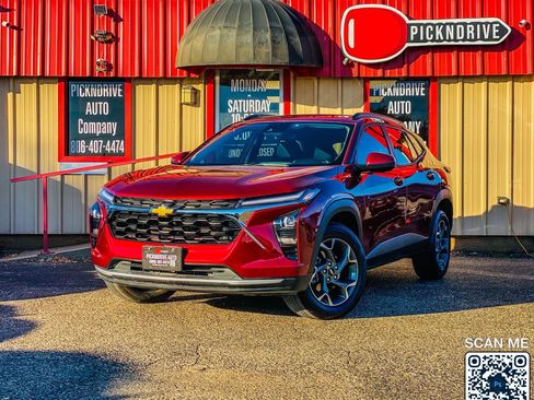 Used 2025 Chevrolet Trax LT w/ Driver Confidence Package image 2