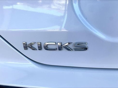 Used 2023 Nissan Kicks SR w/ Interior Electronics Package FWD image 9