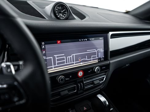 Certified 2026 Porsche Macan image 15