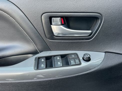 Used 2016 Toyota Sienna SE image 12