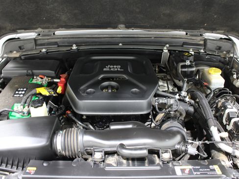 Used 2021 Jeep Wrangler Unlimited Sahara image 39