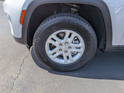 Certified 2024 Jeep Grand Cherokee Laredo image 9