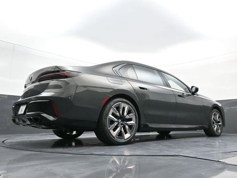 Used 2023 BMW 760i xDrive w/ Executive Package image 31