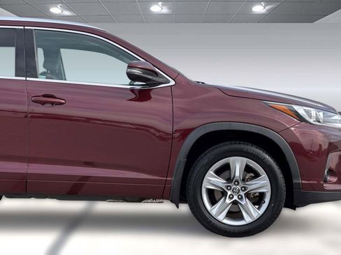 Used 2018 Toyota Highlander Limited w/ Carpet Mat Package (TMS) image 15