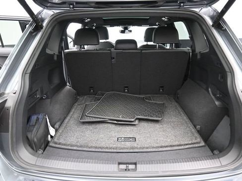 Used 2022 Volkswagen Tiguan SE R-Line image 32