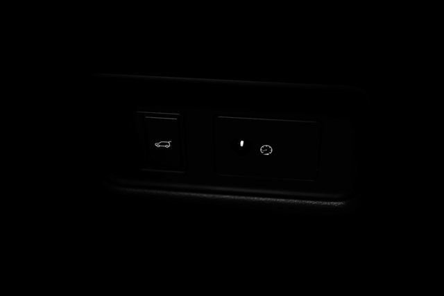 Used 2018 Land Rover Range Rover Sport HSE AWD/4WD image 32