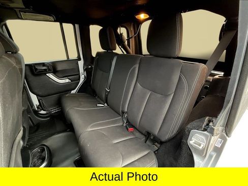 Used 2016 Jeep Wrangler Unlimited Sahara w/ Connectivity Group image 27