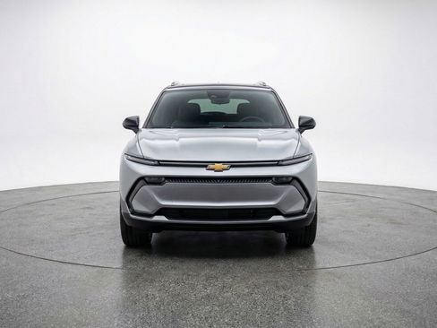 Used 2025 Chevrolet Equinox LT image 2