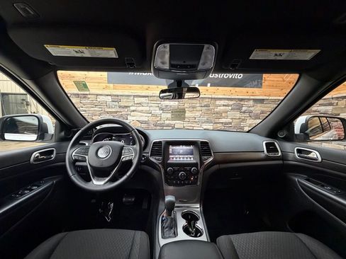 Used 2018 Jeep Grand Cherokee Laredo image 16