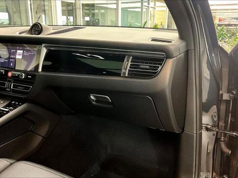 Used 2025 Porsche Macan AWD/4WD image 18