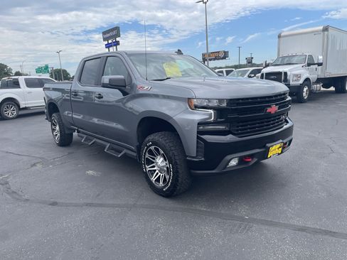 Used 2021 Chevrolet Silverado 1500 LT Trail Boss w/ Convenience Package II AWD/4WD image 2