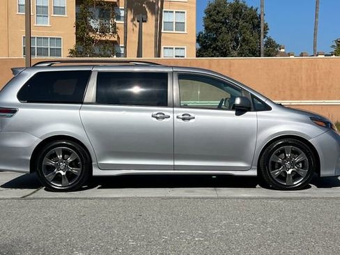 Used 2016 Toyota Sienna SE w/ SE Preferred Package image 3