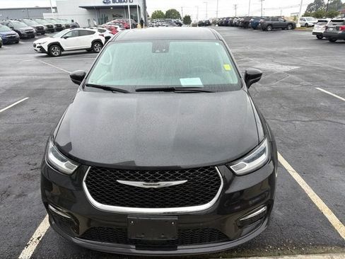 Used 2023 Chrysler Pacifica Touring-L FWD image 2