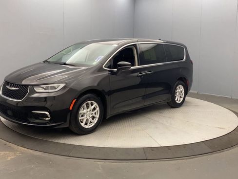 Used 2023 Chrysler Pacifica Touring-L FWD image 9