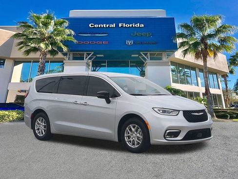 New 2026 Chrysler Pacifica Select image 2