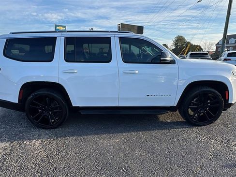 Used 2023 Jeep Wagoneer 4WD image 4