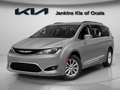 Used 2018 Chrysler Pacifica Touring Plus w/ Tire & Wheel Group image 4