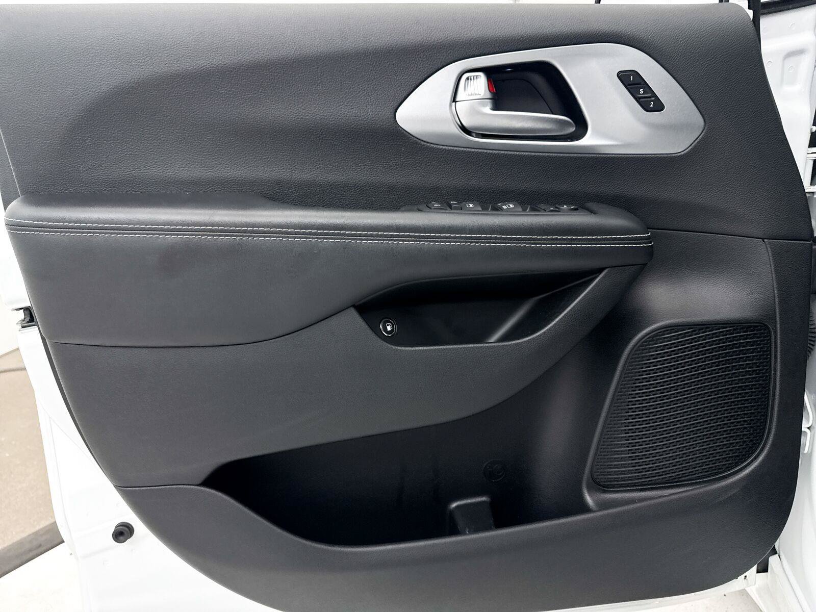 Used 2022 Chrysler Pacifica Touring-L w/ S Appearance Package FWD image 25
