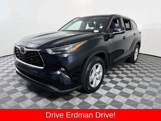 Used 2022 Toyota Highlander LE FWD image 3