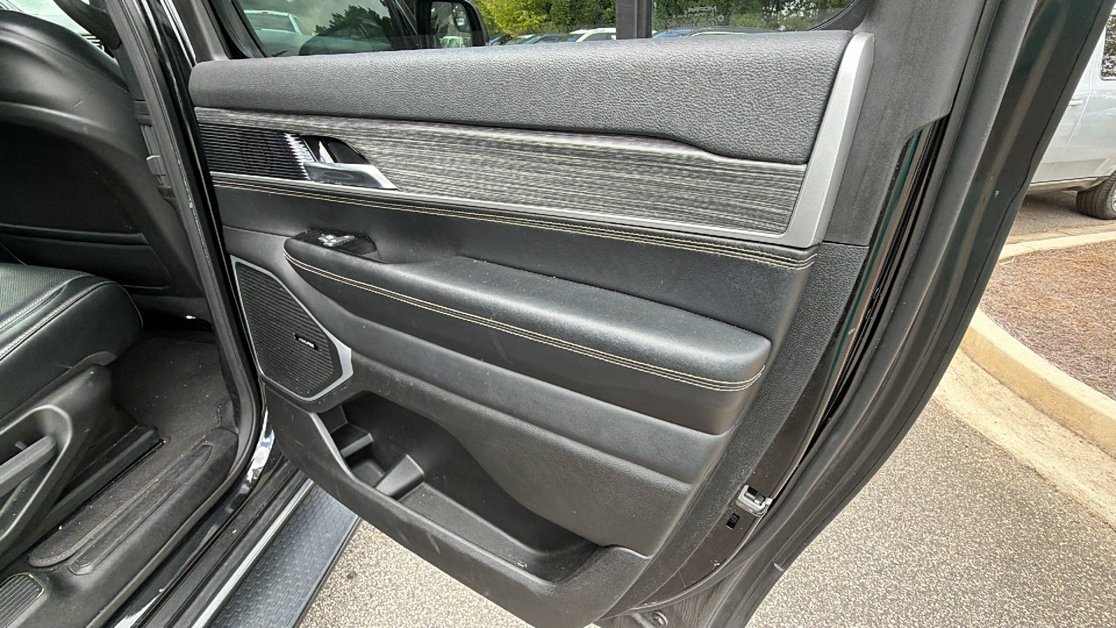 Used 2024 Jeep Wagoneer L Series II w/ Flexible Seating Group AWD/4WD image 20