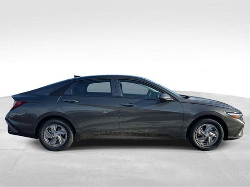 New 2026 Hyundai Elantra SE w/ Cargo Package image 5