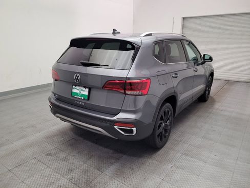 Used 2023 Volkswagen Taos SE w/ Panoramic Sunroof Package FWD image 9