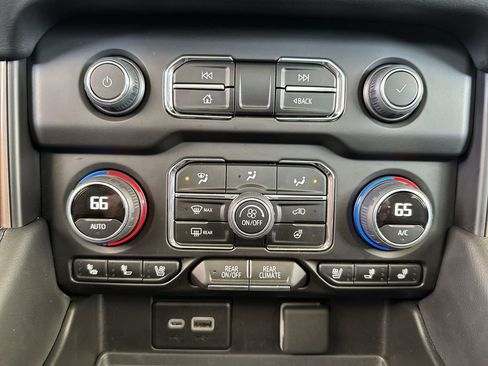 Certified 2024 Chevrolet Suburban High Country w/ Advanced Technology Package image 20