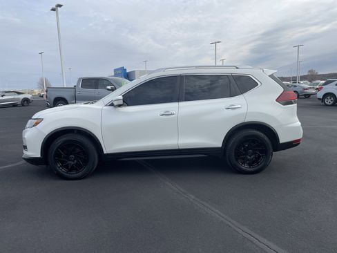Used 2018 Nissan Rogue SV w/ Premium Package image 2
