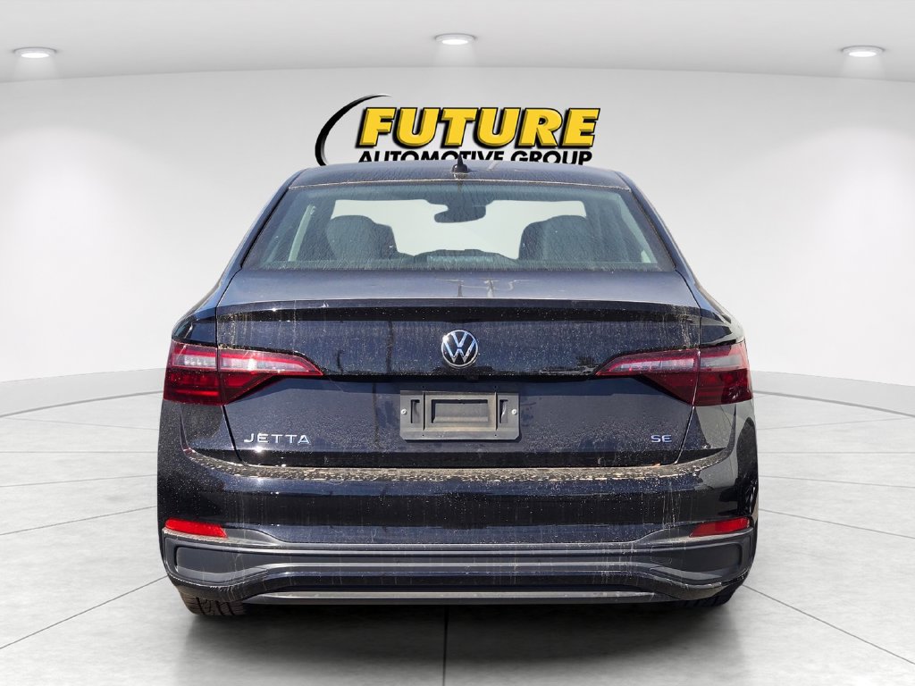 Used 2024 Volkswagen Jetta SE FWD image 3