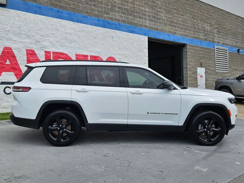 Used 2023 Jeep Grand Cherokee L Laredo RWD image 8