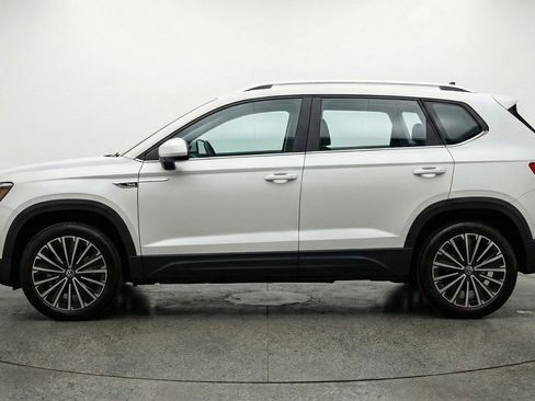 Used 2025 Volkswagen Taos SE FWD image 5