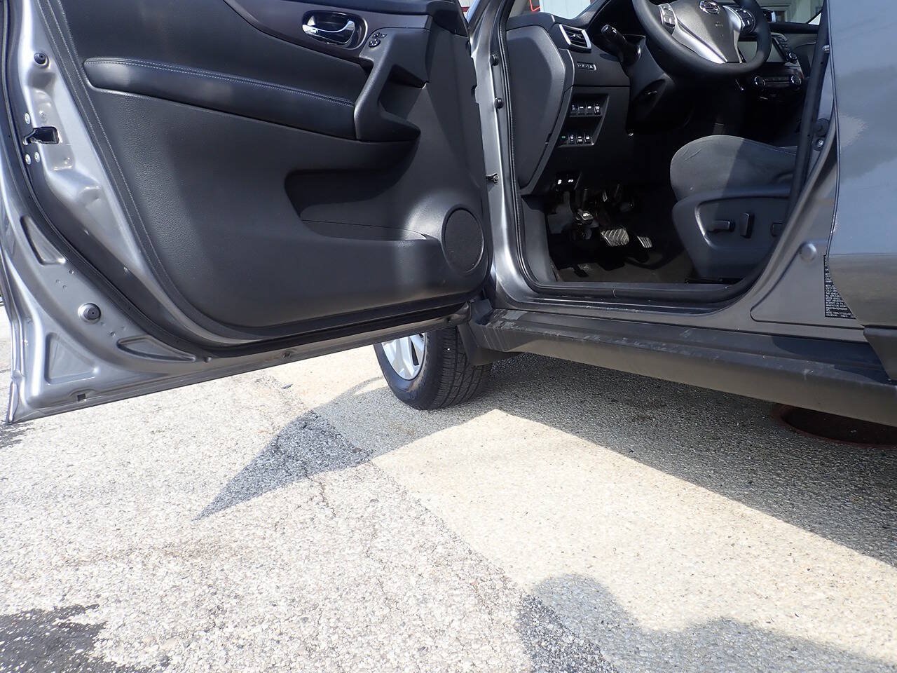Used 2016 Nissan Rogue SV w/ SV Premium Package AWD/4WD image 11